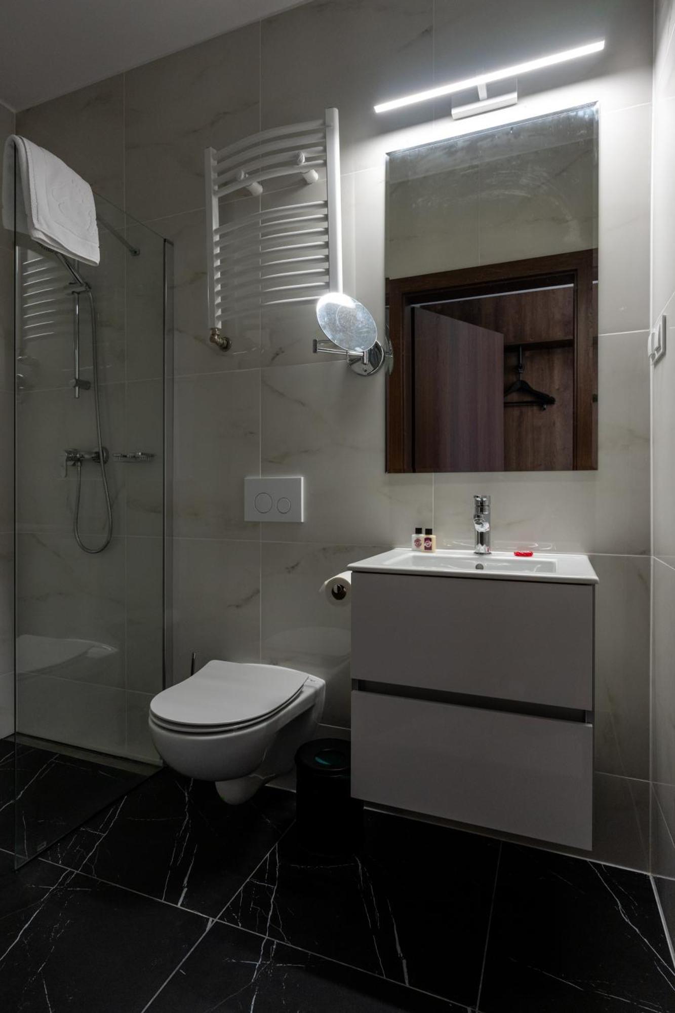 Sleep&Fly Okecie Warsaw Airport Bed & Breakfast ภายนอก รูปภาพ