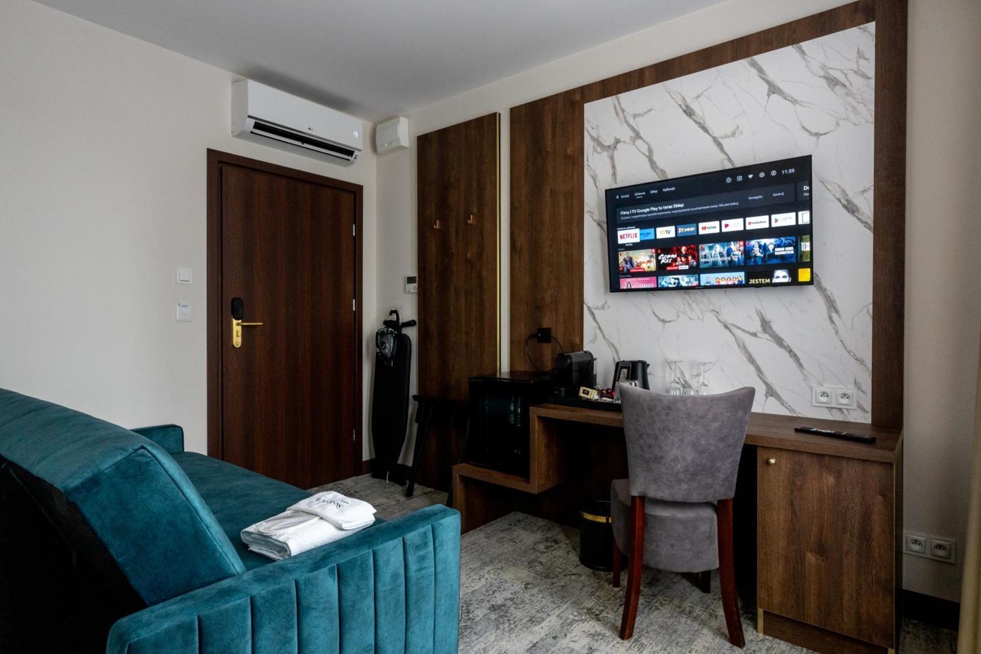 Sleep&Fly Okecie Warsaw Airport Bed & Breakfast ภายนอก รูปภาพ