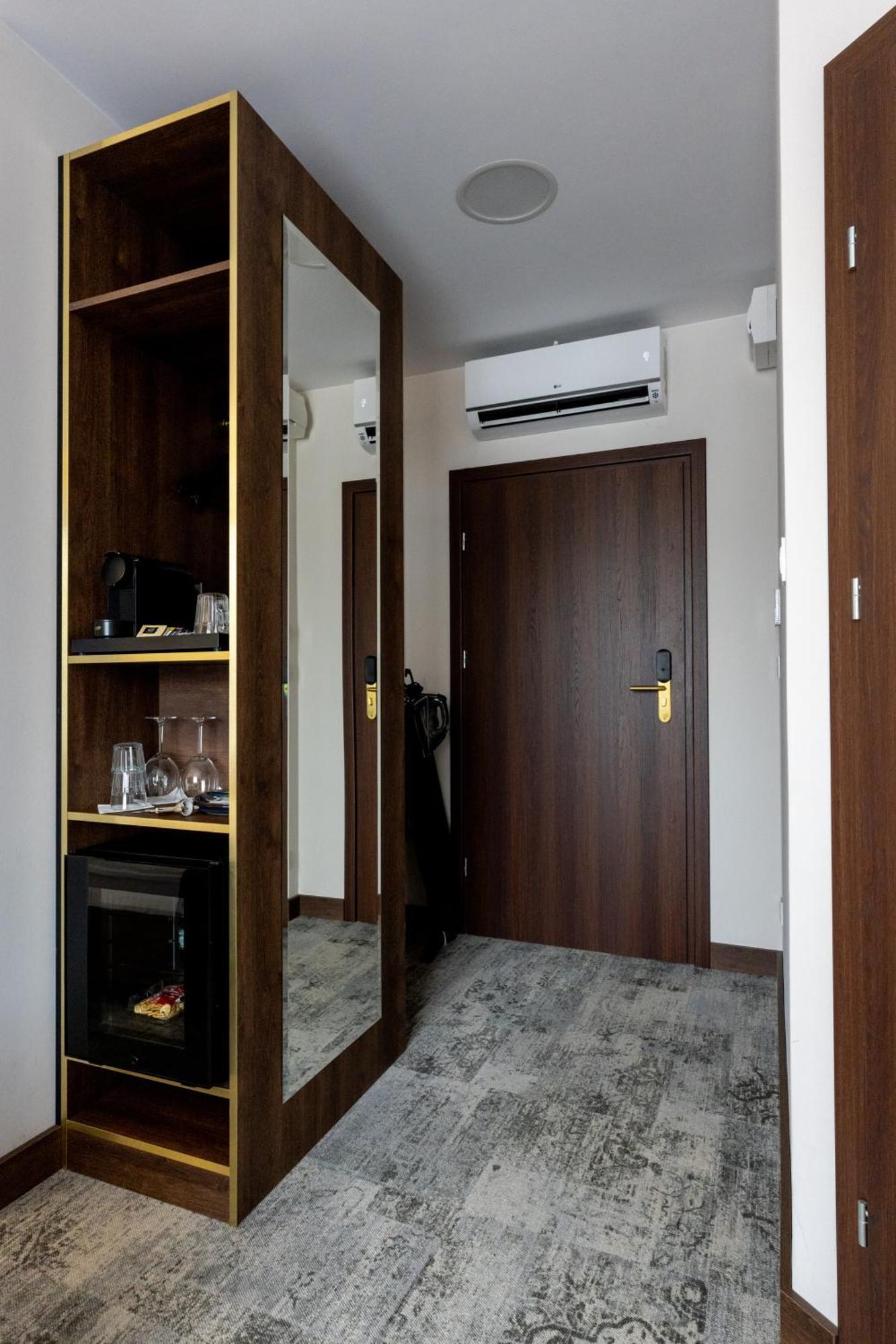 Sleep&Fly Okecie Warsaw Airport Bed & Breakfast ภายนอก รูปภาพ