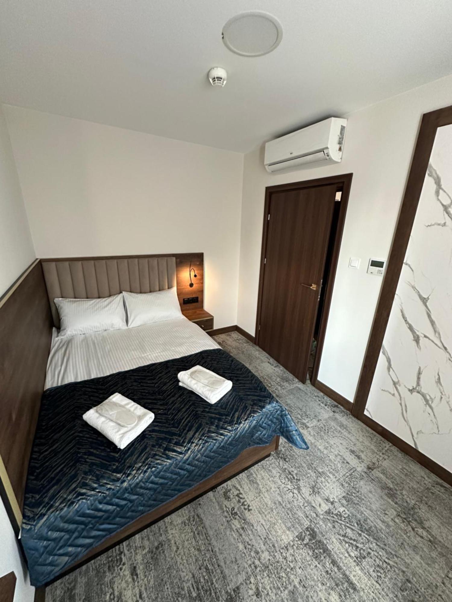 Sleep&Fly Okecie Warsaw Airport Bed & Breakfast ภายนอก รูปภาพ