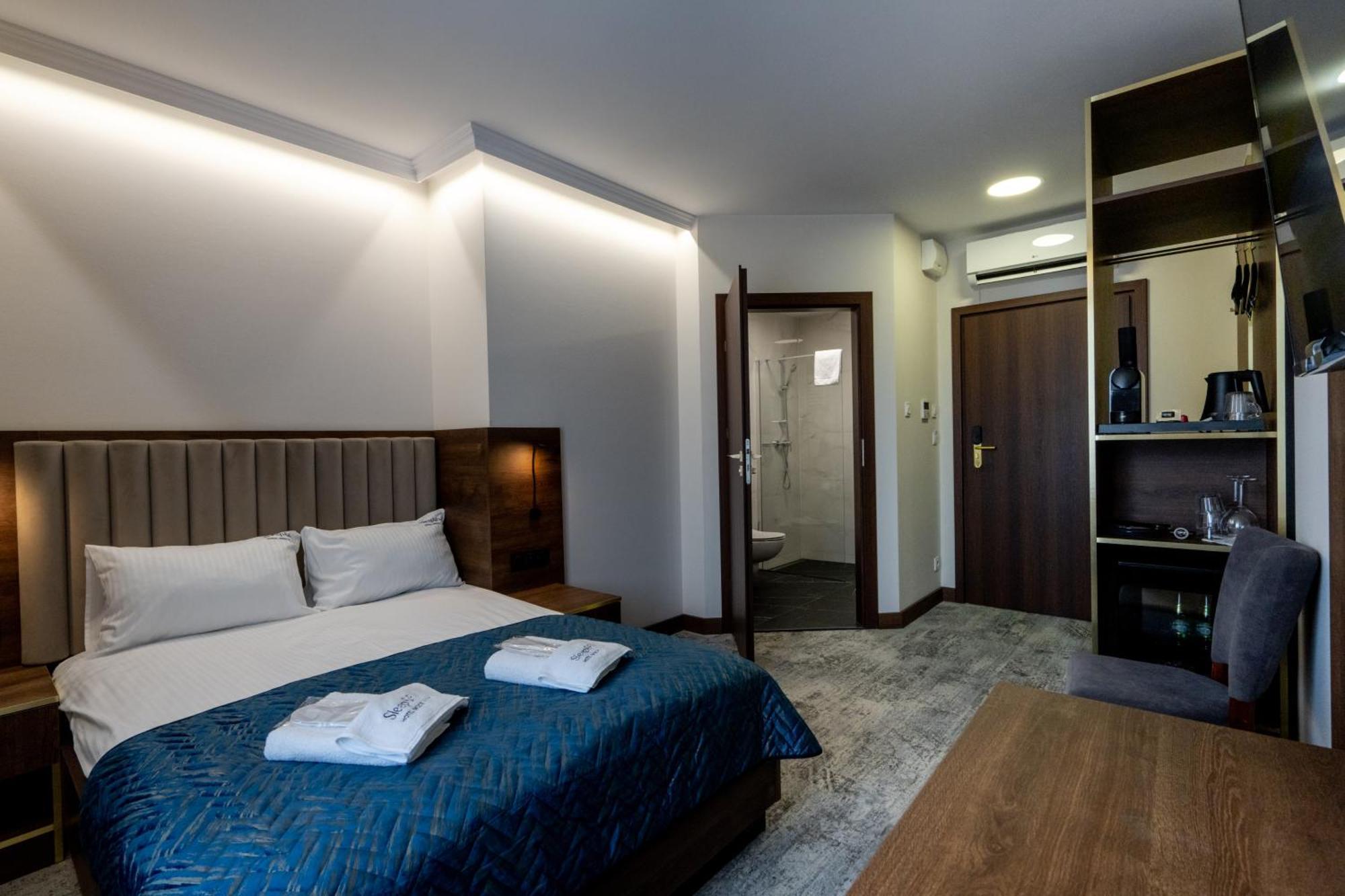 Sleep&Fly Okecie Warsaw Airport Bed & Breakfast ภายนอก รูปภาพ