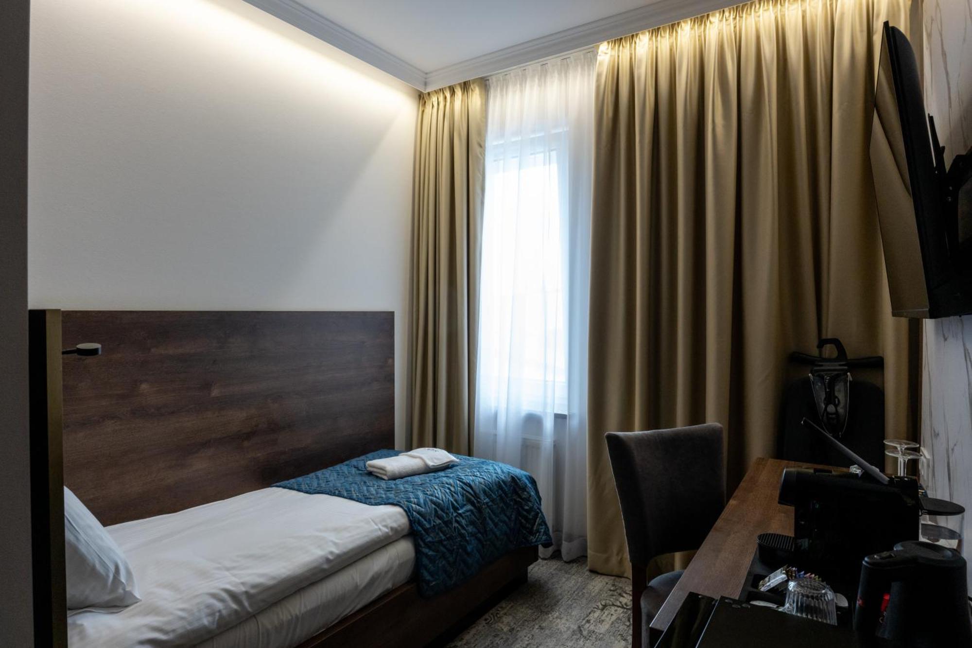 Sleep&Fly Okecie Warsaw Airport Bed & Breakfast ภายนอก รูปภาพ