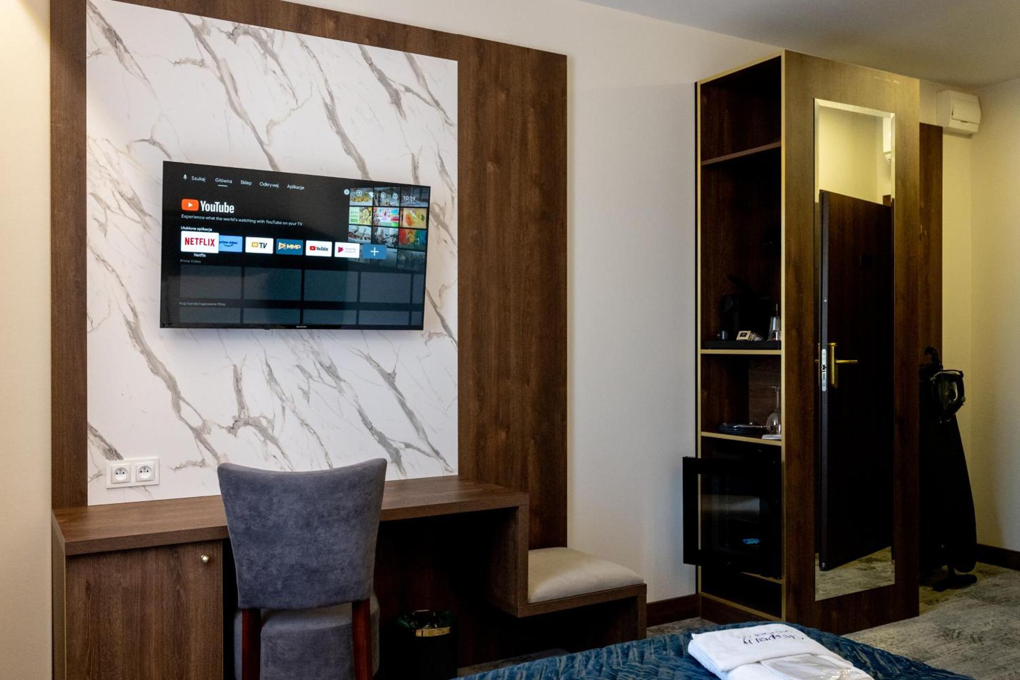 Sleep&Fly Okecie Warsaw Airport Bed & Breakfast ภายนอก รูปภาพ