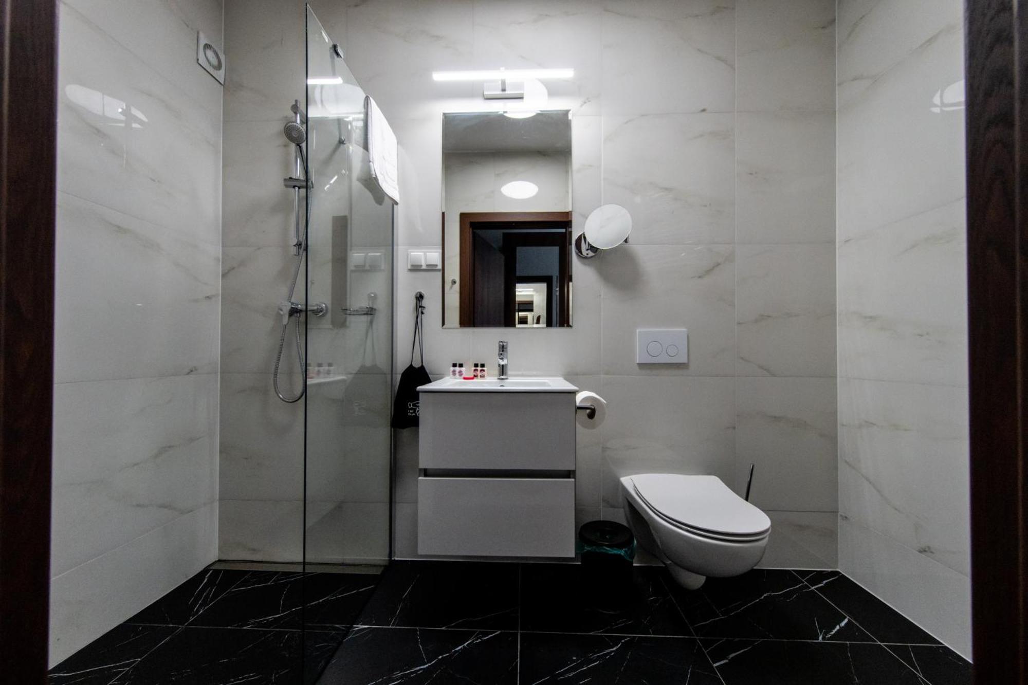 Sleep&Fly Okecie Warsaw Airport Bed & Breakfast ภายนอก รูปภาพ