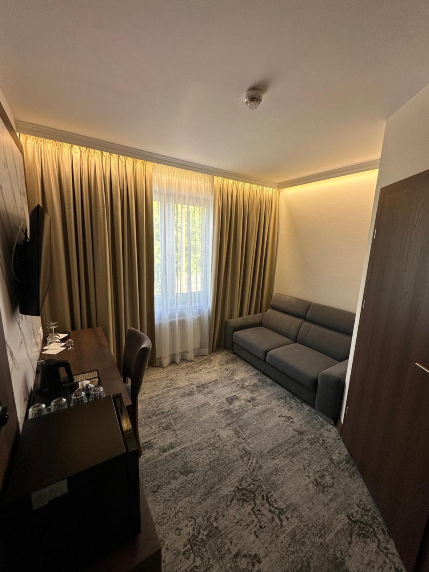 Sleep&Fly Okecie Warsaw Airport Bed & Breakfast ภายนอก รูปภาพ