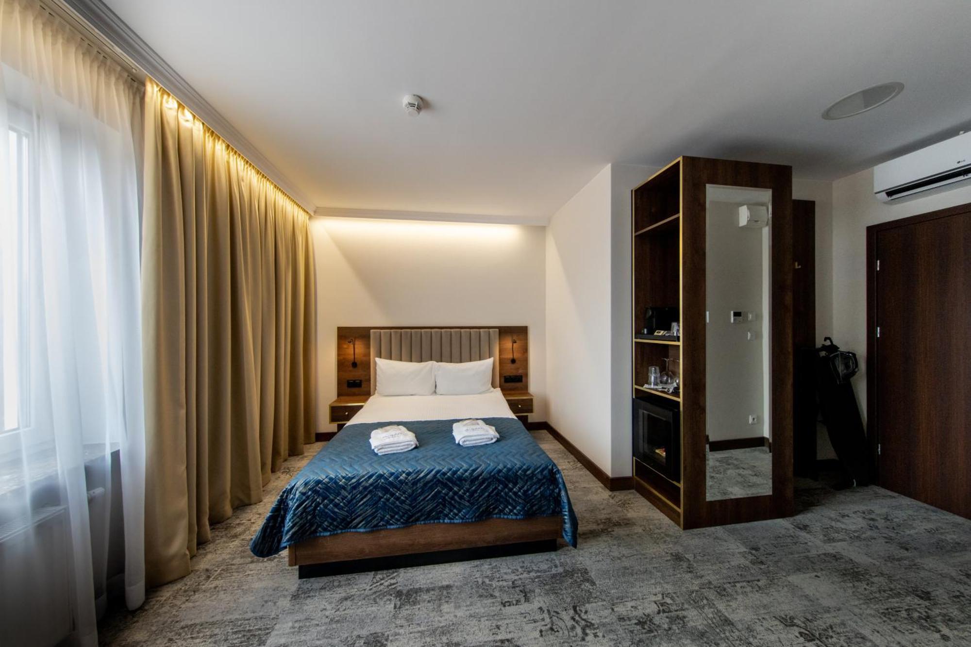 Sleep&Fly Okecie Warsaw Airport Bed & Breakfast ภายนอก รูปภาพ