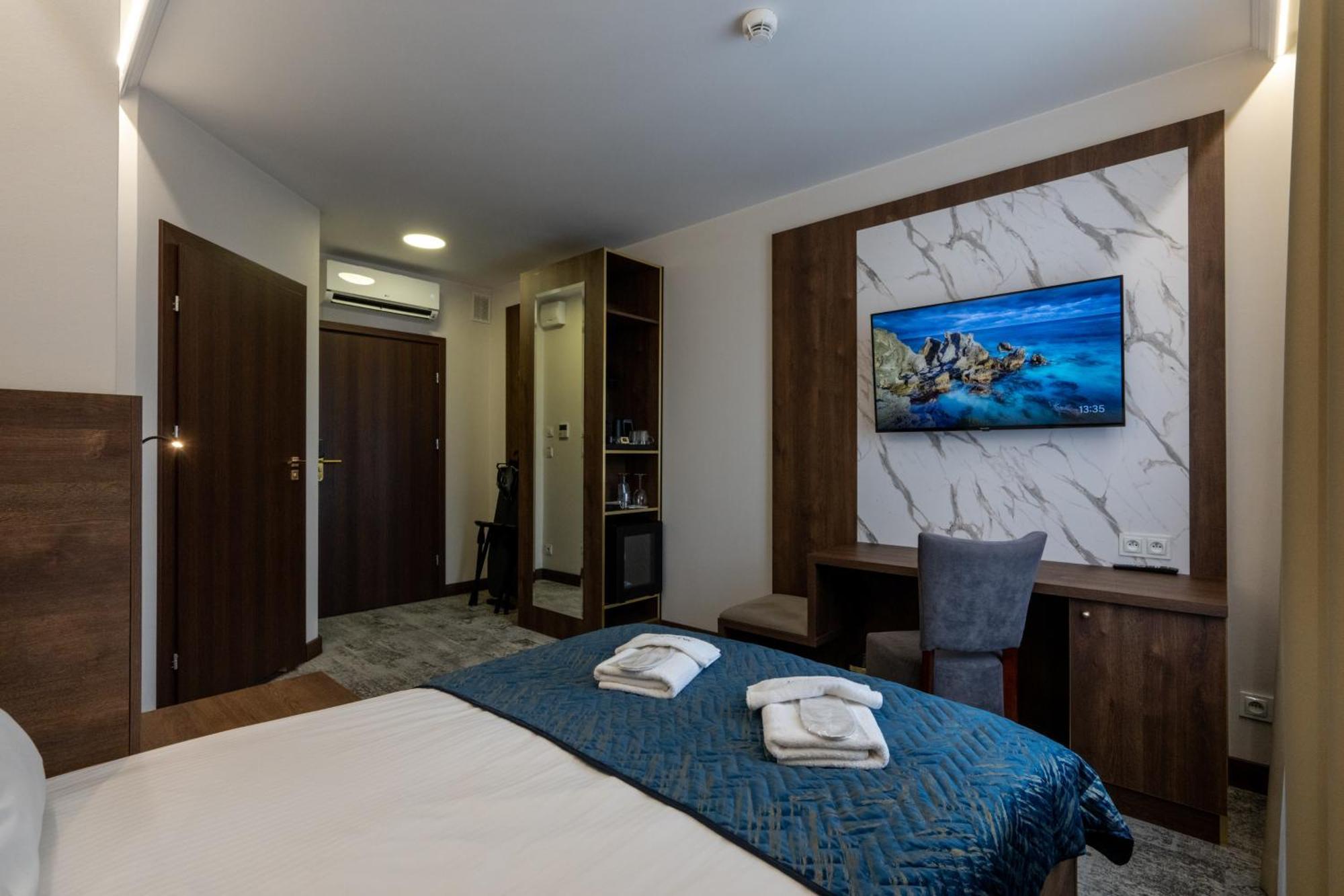 Sleep&Fly Okecie Warsaw Airport Bed & Breakfast ภายนอก รูปภาพ