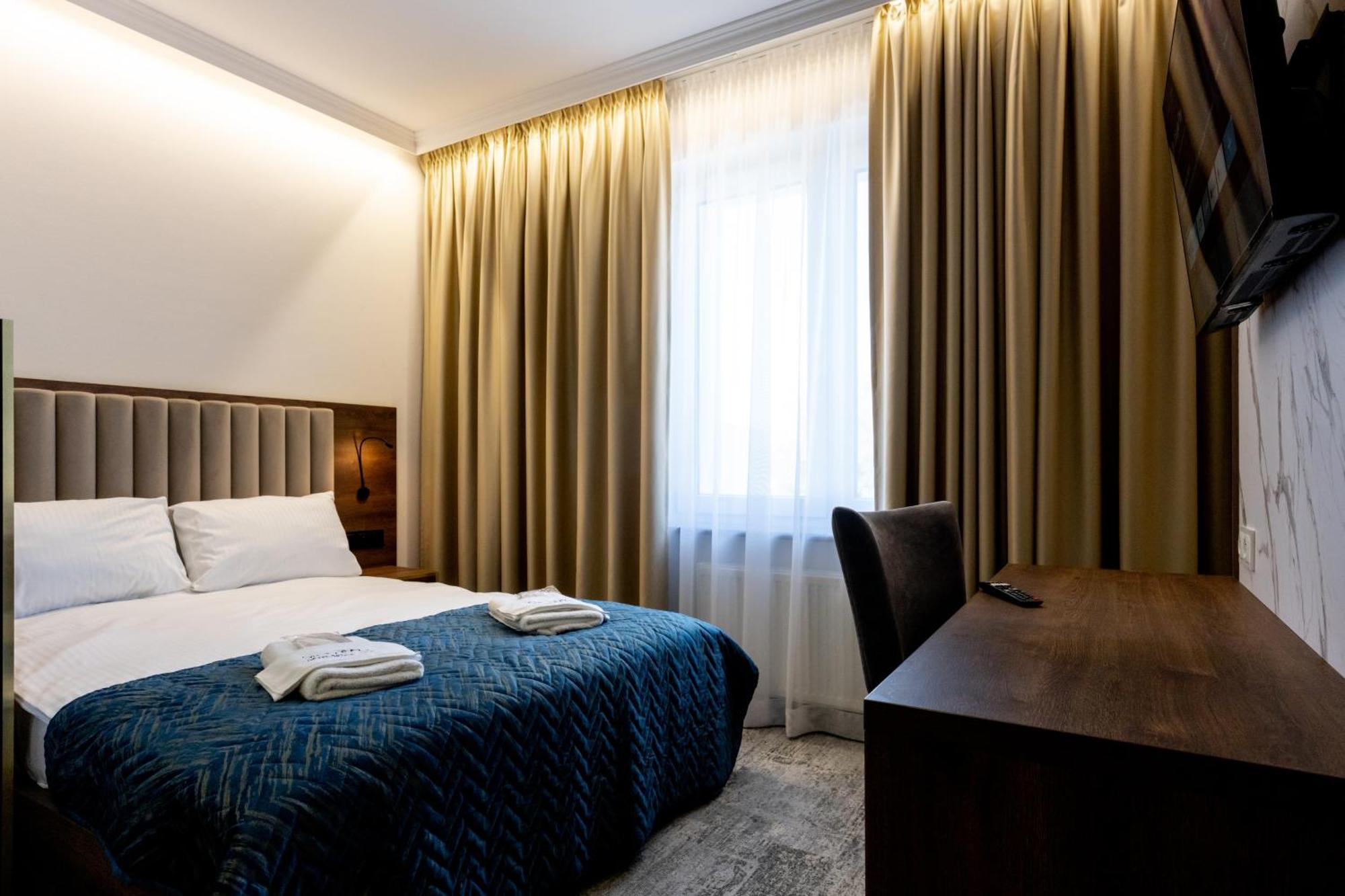 Sleep&Fly Okecie Warsaw Airport Bed & Breakfast ภายนอก รูปภาพ
