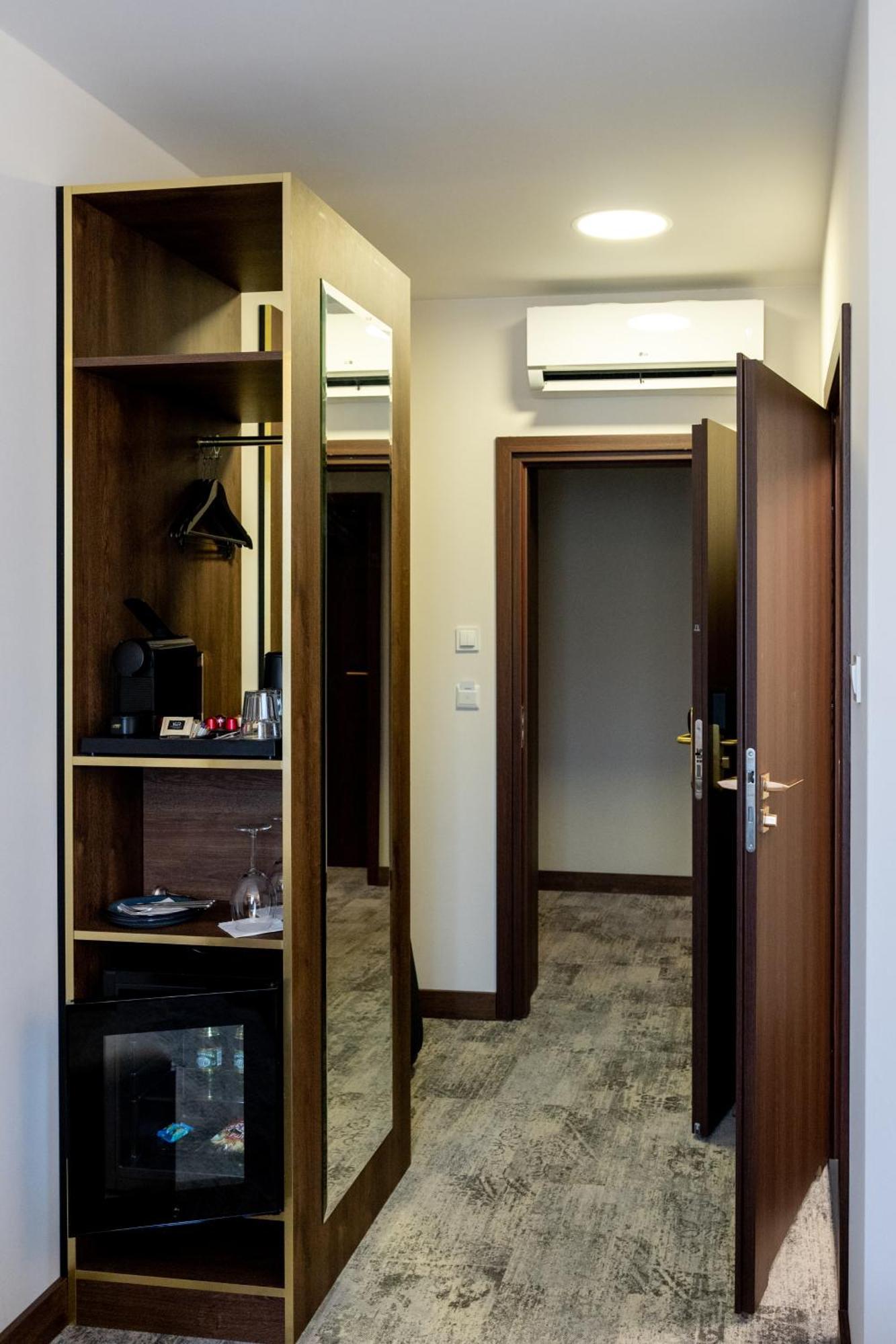 Sleep&Fly Okecie Warsaw Airport Bed & Breakfast ภายนอก รูปภาพ